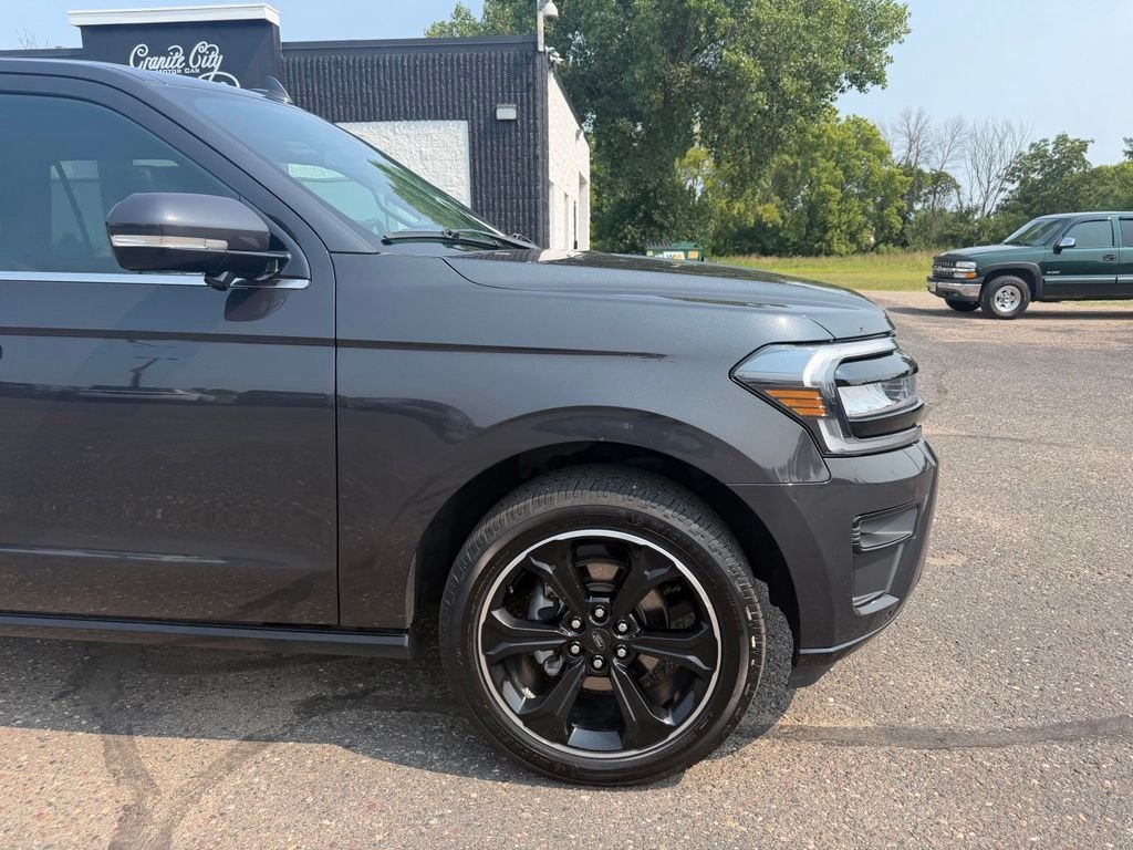 Used 2023  Ford Limited image 2