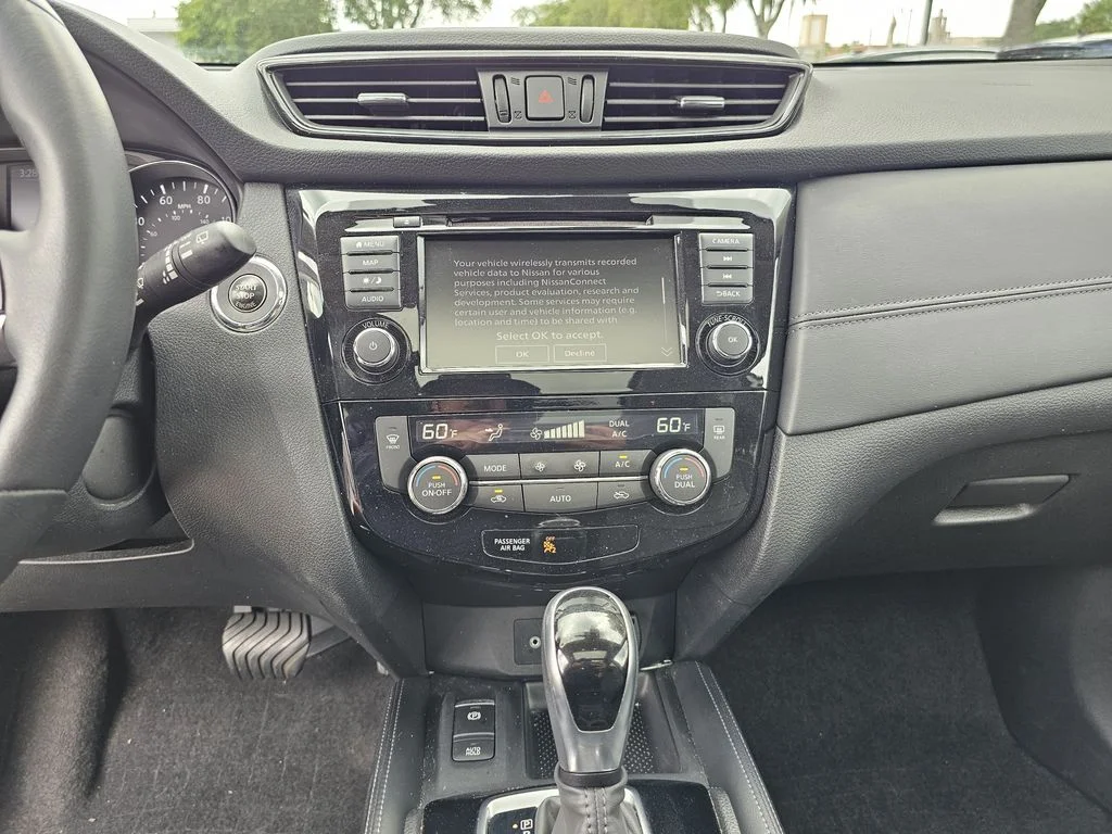 Used 2020 White Nissan SL image 20
