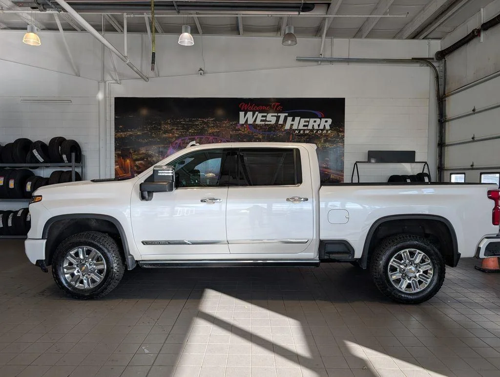 Used 2024 Iridescent Pearl Tricoat Chevrolet High Country image 5