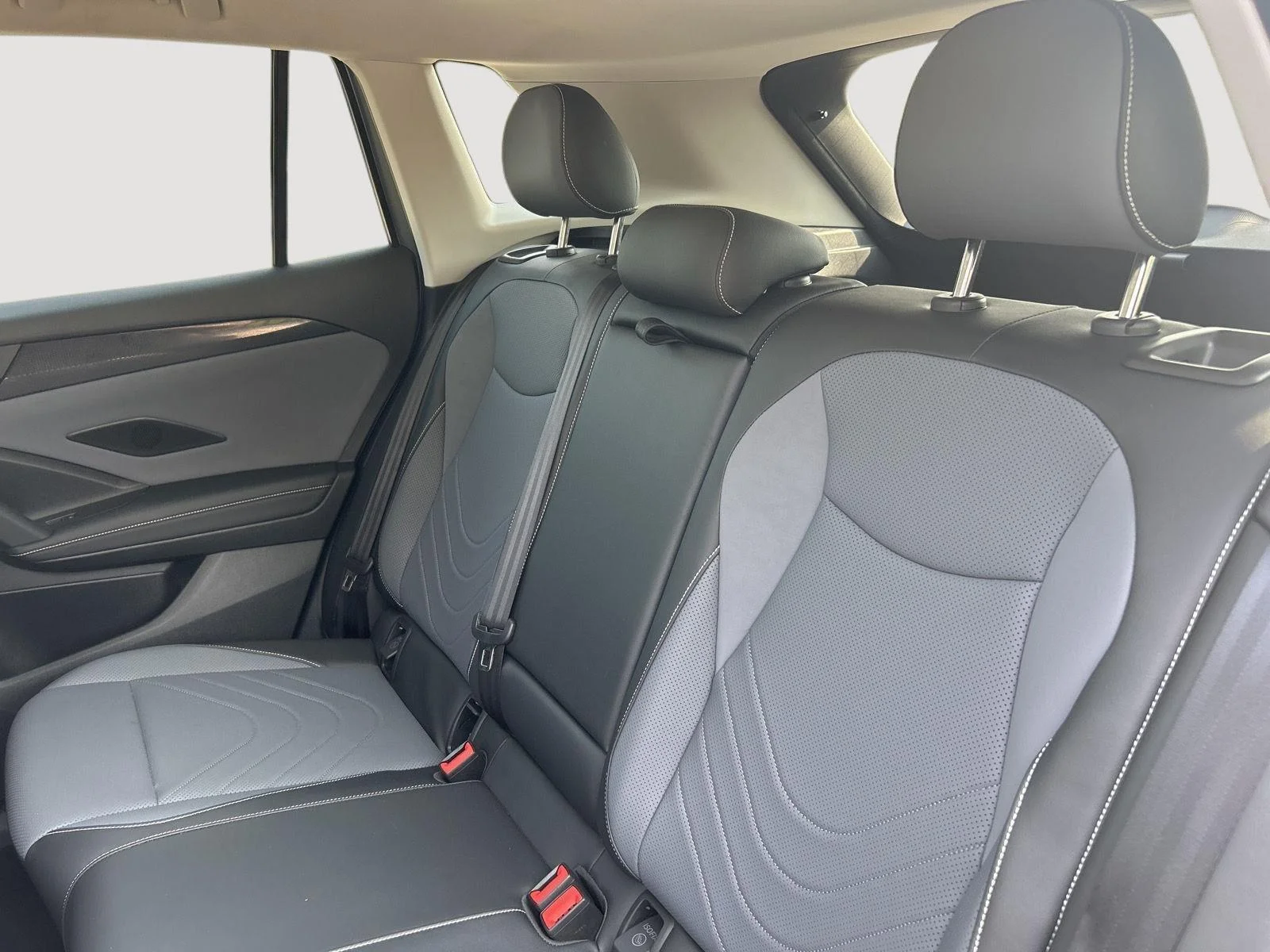 Certified Used 2025 SILVER Volkswagen SE image 16