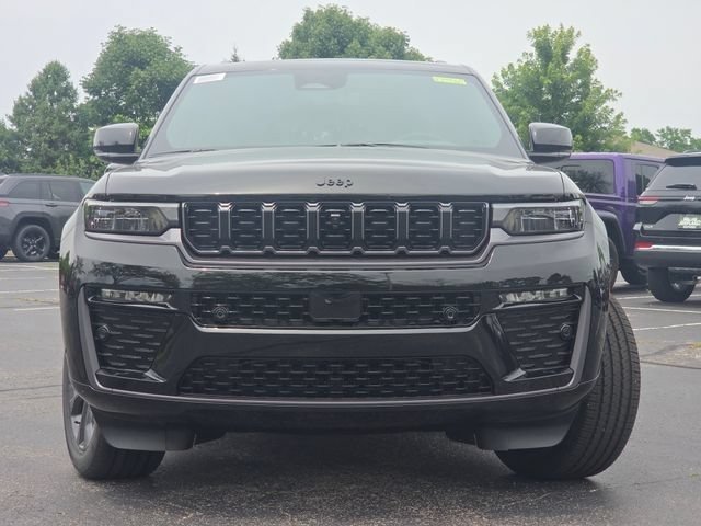 New 2026 Diamond Black Crystal Pearl-Coat Exterior Paint Jeep Limited Reserve image 3