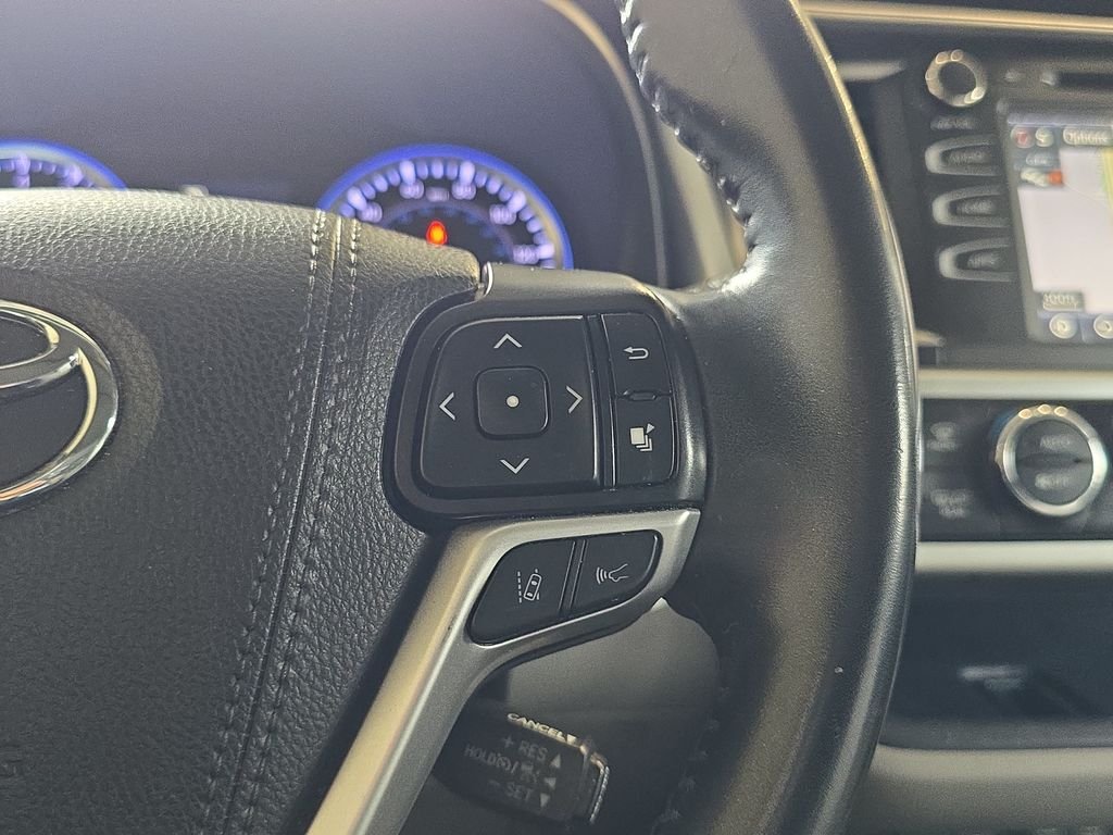 Used 2019 White Toyota XLE image 21
