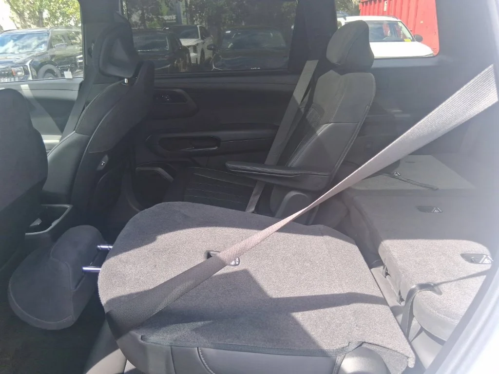 Used 2027 White Kia  image 16