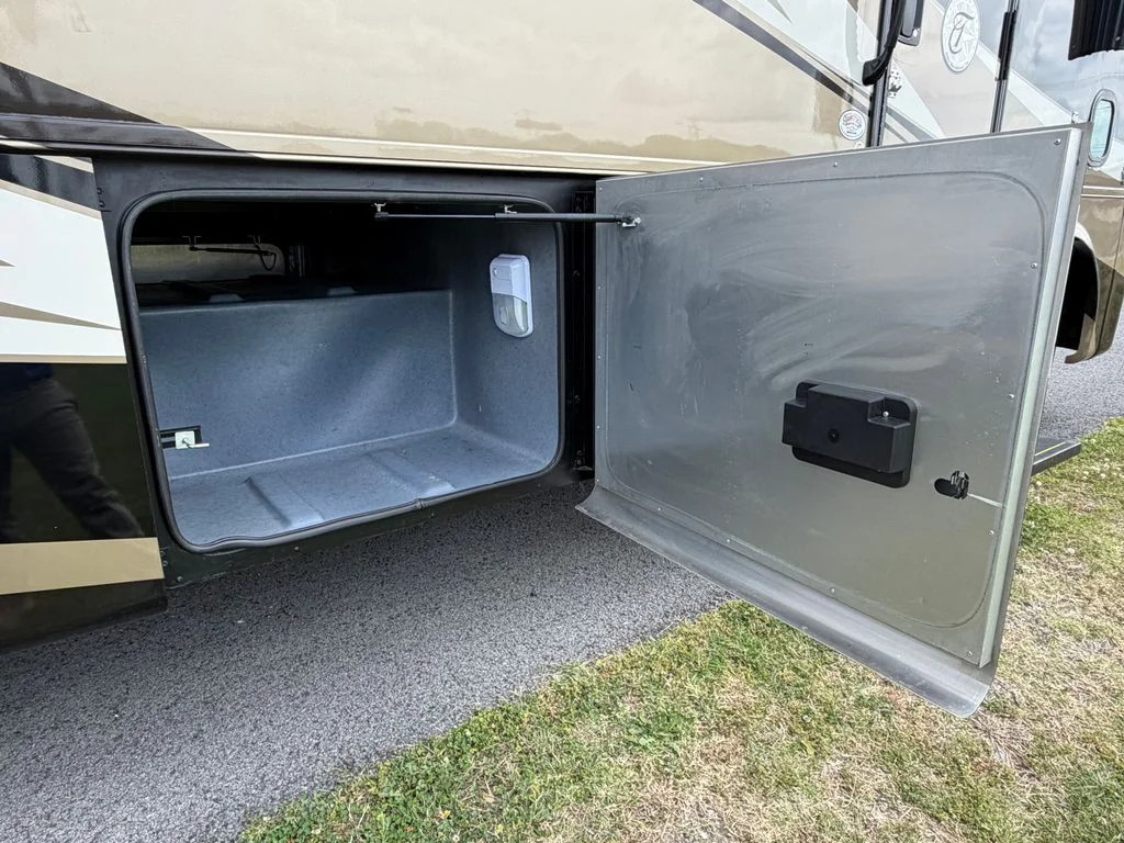 Used 2014  Tiffin  image 31