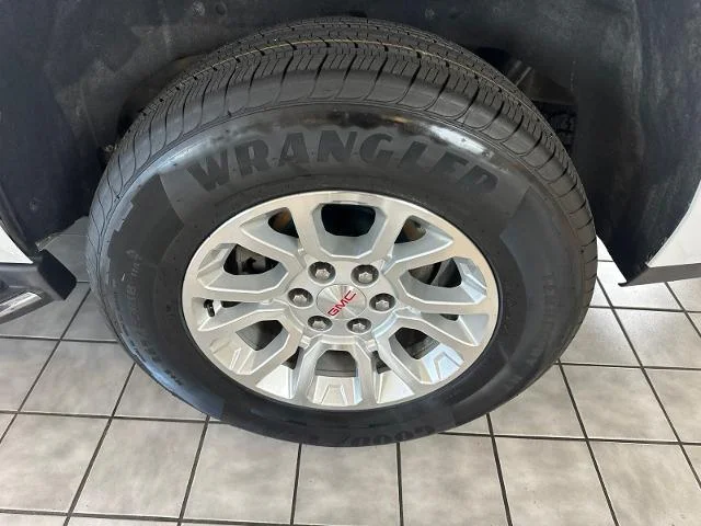 Used 2020 Summit White GMC  image 27