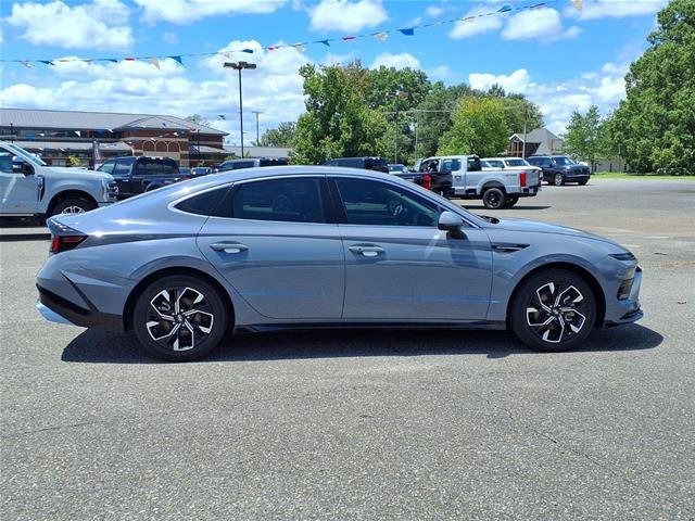 Used 2024  Hyundai  image 11