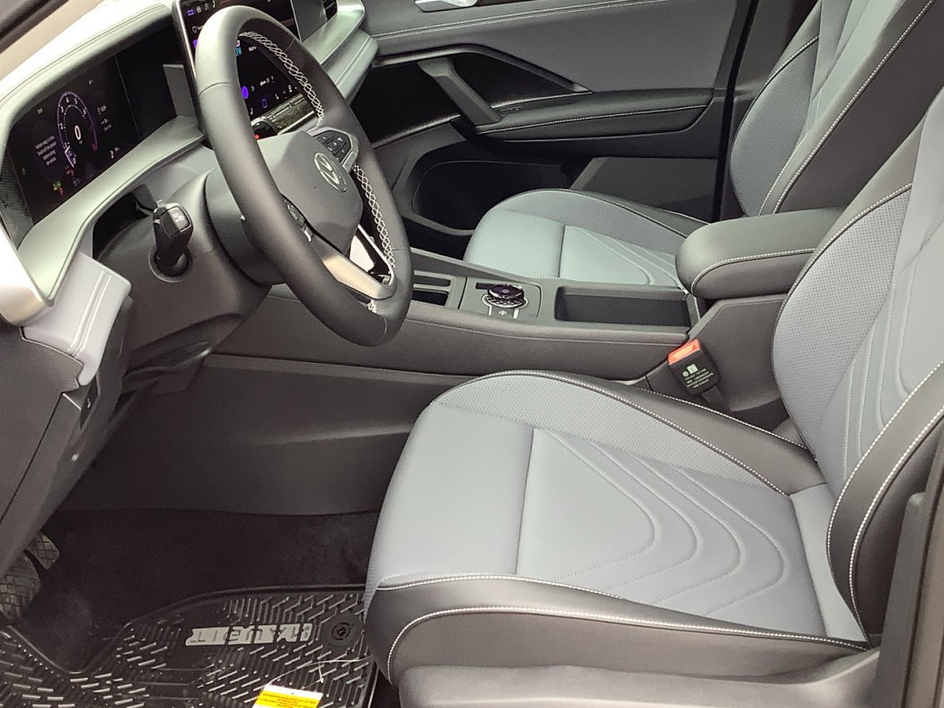 New 2026 PURE WHITE Volkswagen SE image 23