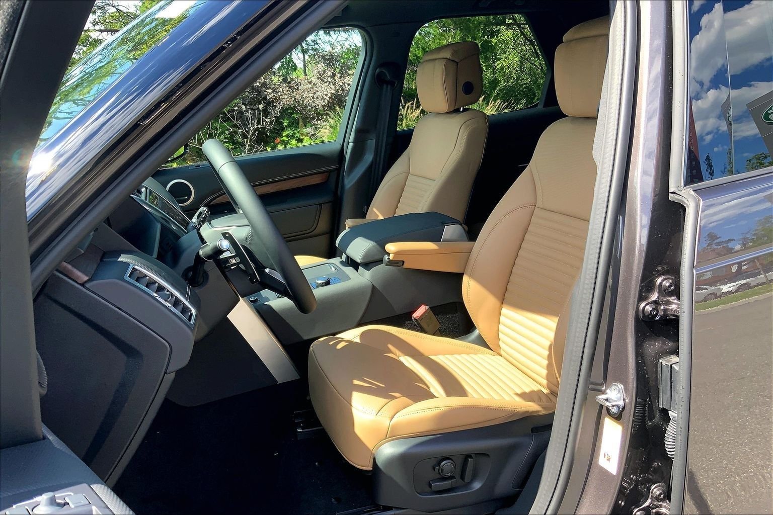 New 2026 Charente Grey Land Rover Dynamic SE image 9