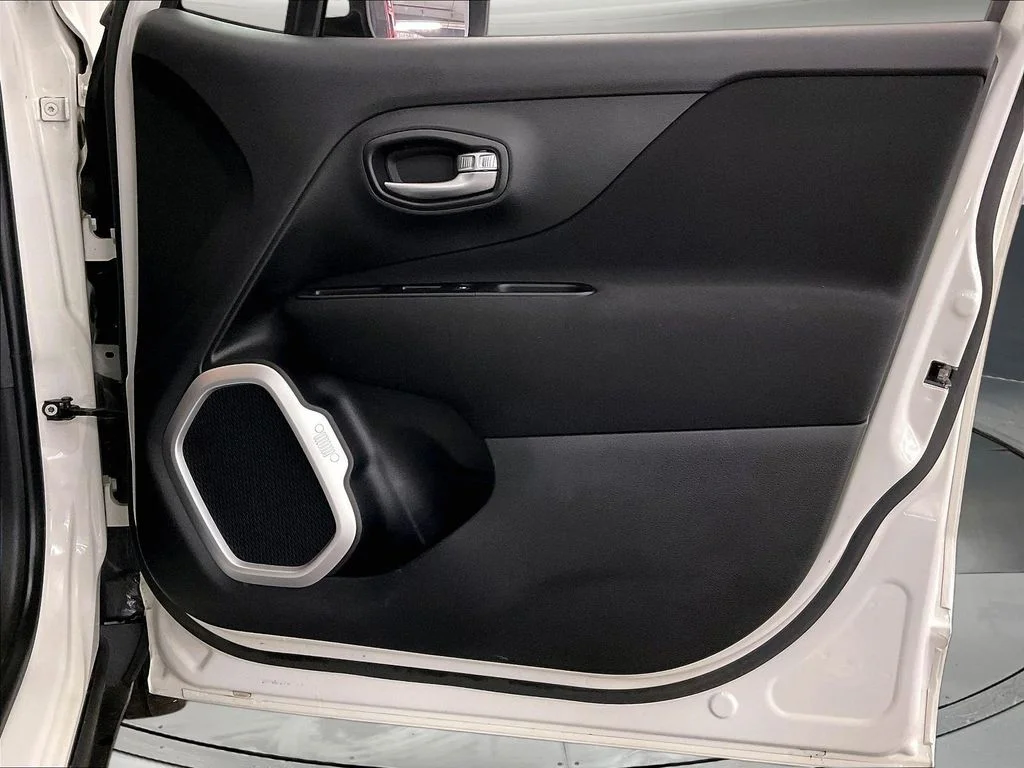 Used 2021 White Jeep Latitude image 28