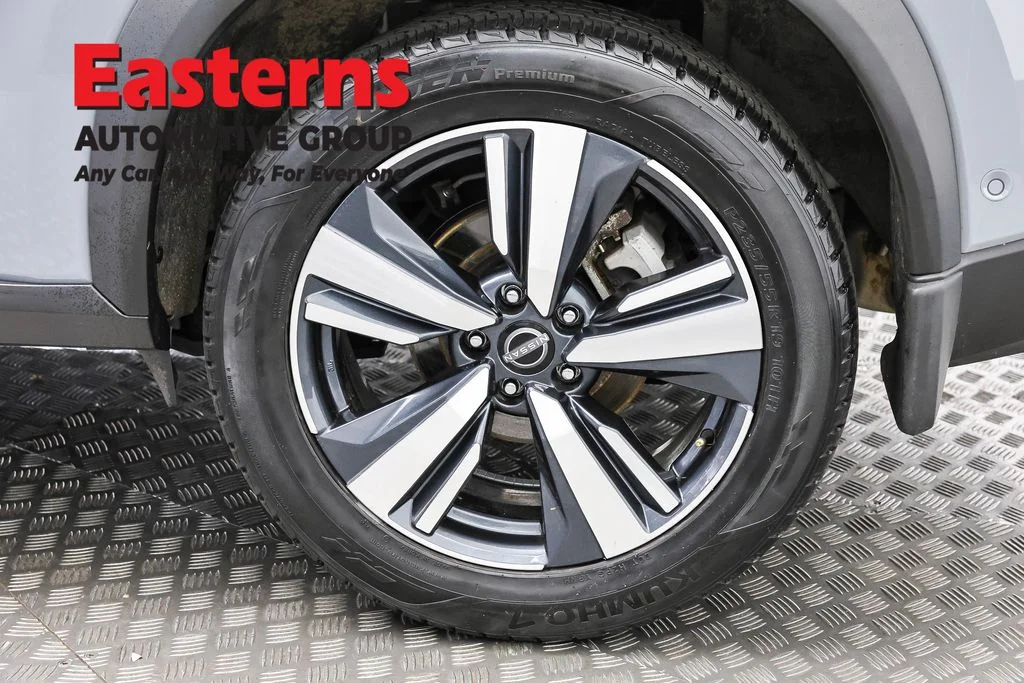 Used 2023 Gray Nissan SL image 32