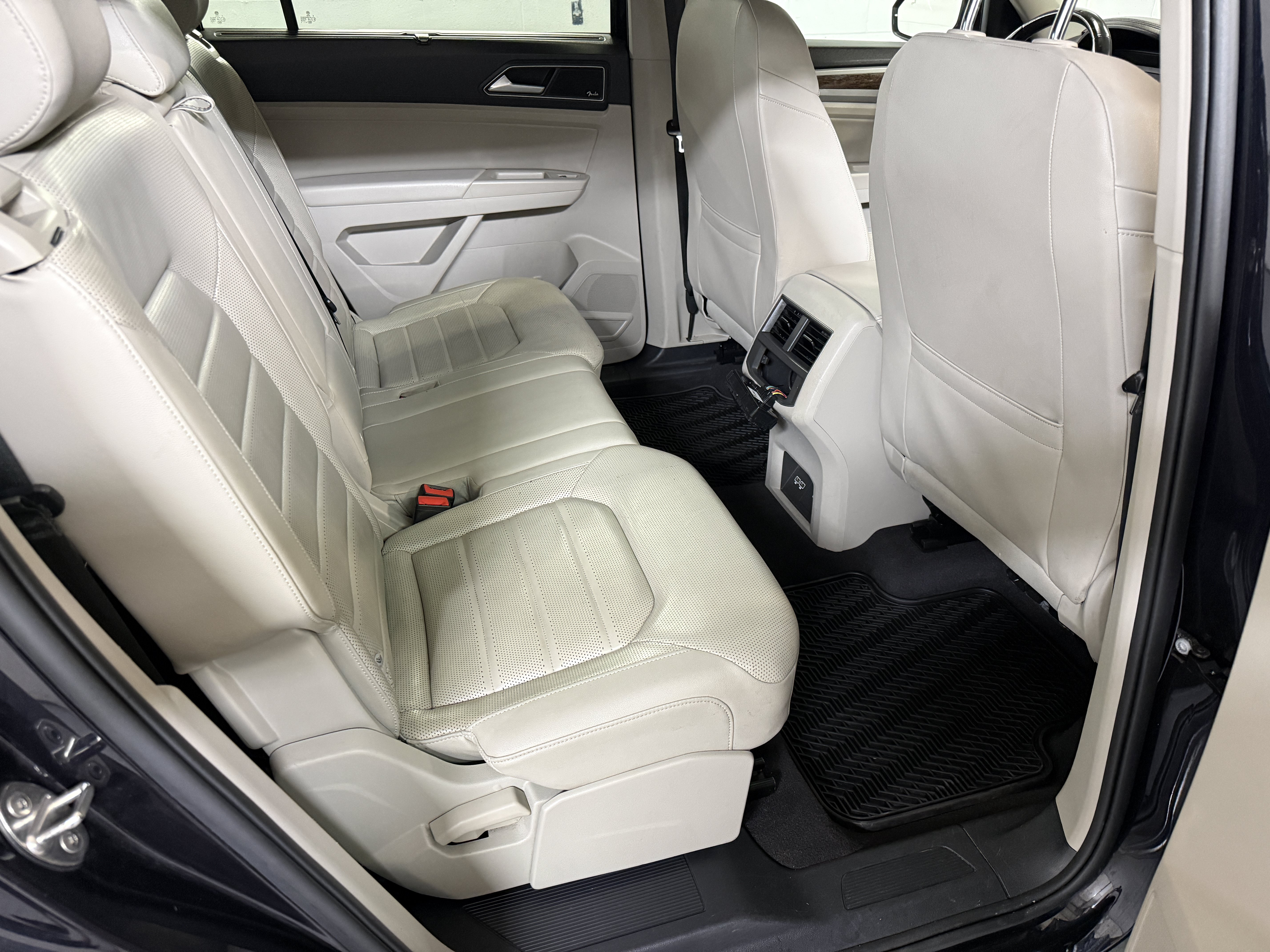 Used 2019 Deep Black Pearl Volkswagen 3.6L V6 SEL Premium image 22