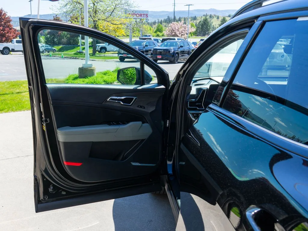 Used 2025 Black Kia X-Line Prestige image 16