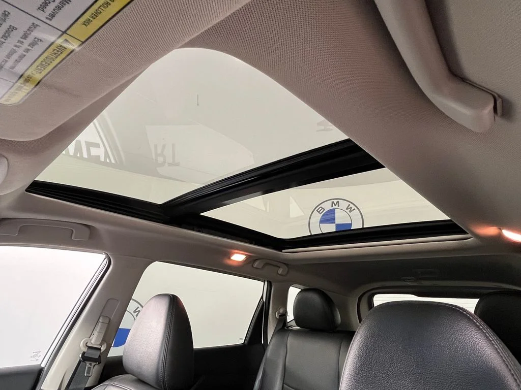Used 2020 White Nissan SL image 31