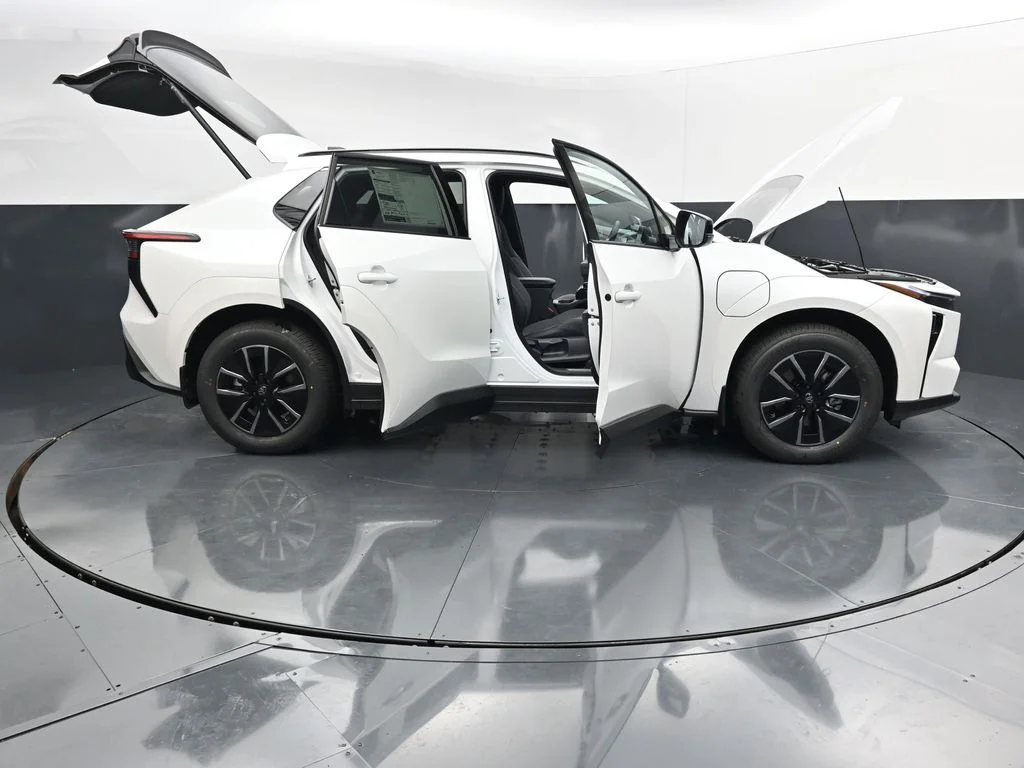 New 2026 Wind Chill Pearl <sup>1</sup> Toyota  XLE image 38