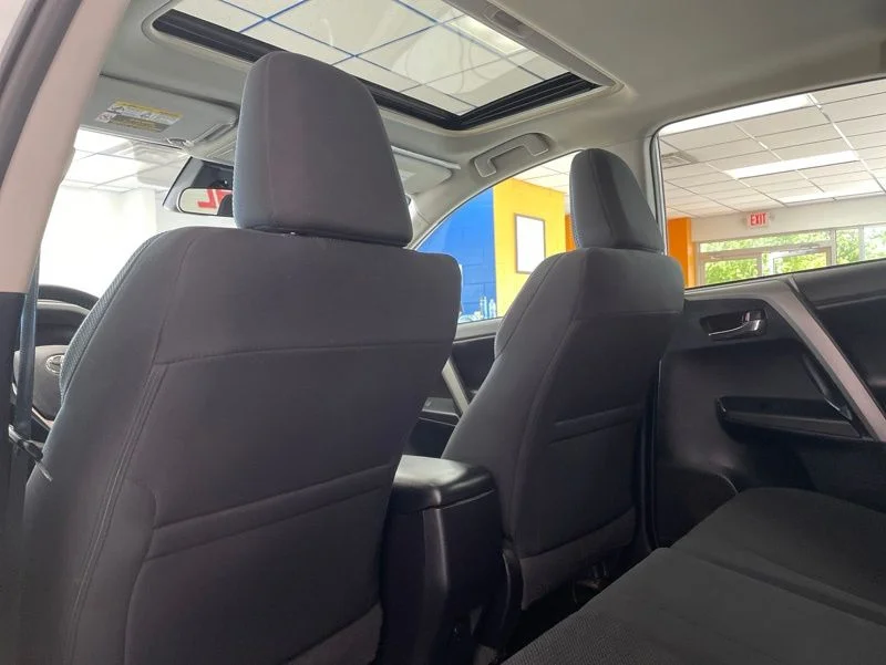 Used 2018 White Toyota XLE image 18