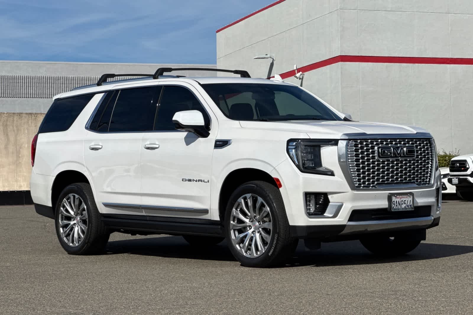 Used 2022 White Frost Tricoat GMC Denali image 5