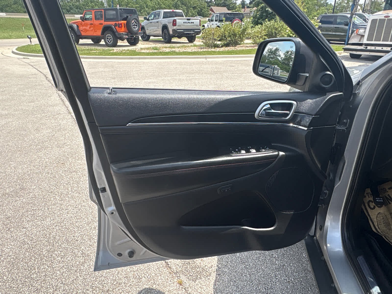 Used 2018 Billet Silver Metallic Clearcoat Jeep Trailhawk image 19