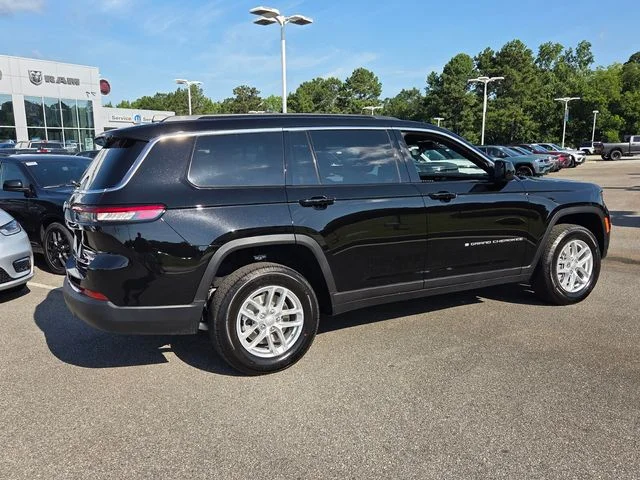New 2026 Diamond Black Crystal Pearl-Coat Exterior Paint Jeep Laredo image 14