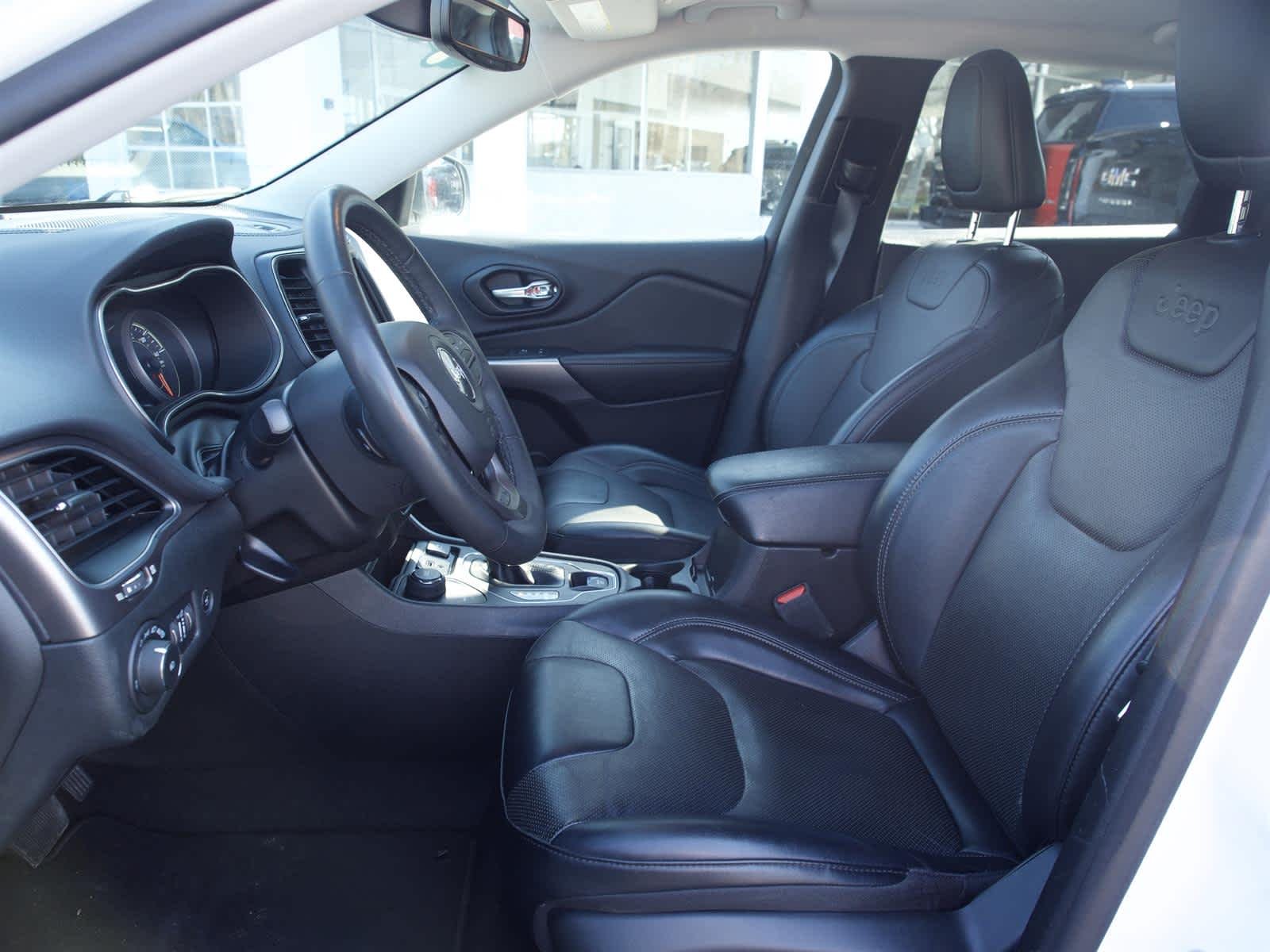 Used 2022 White Jeep Latitude Lux 4x4 image 11