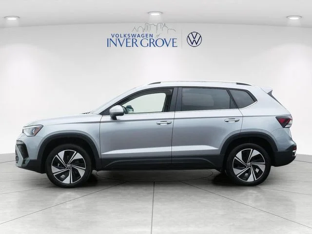 Certified Used 2025 Silver Volkswagen 1.5T SE image 4
