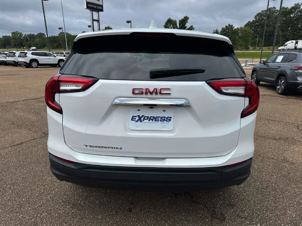 Used 2024 White GMC SLE image 7