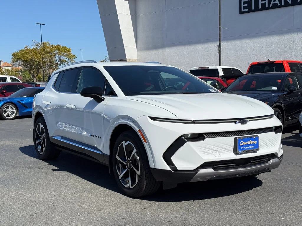 Used 2024 Summit White Chevrolet 2LT image 6