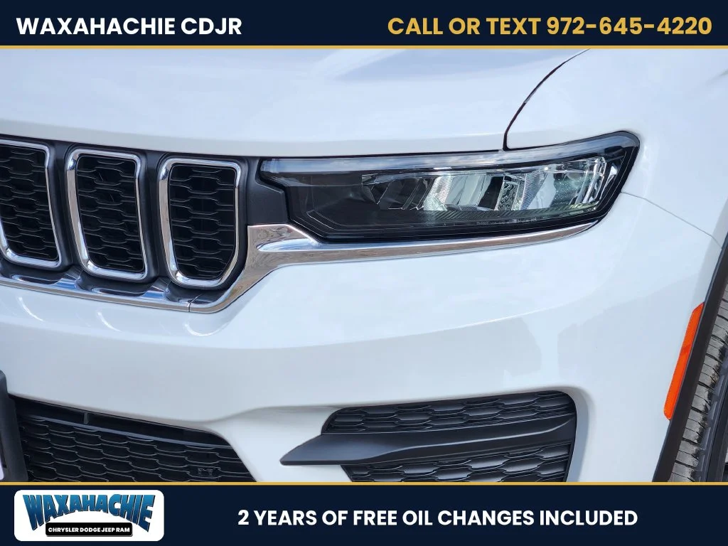 New 2027 Bright White Clear-Coat Paint Jeep Laredo image 6
