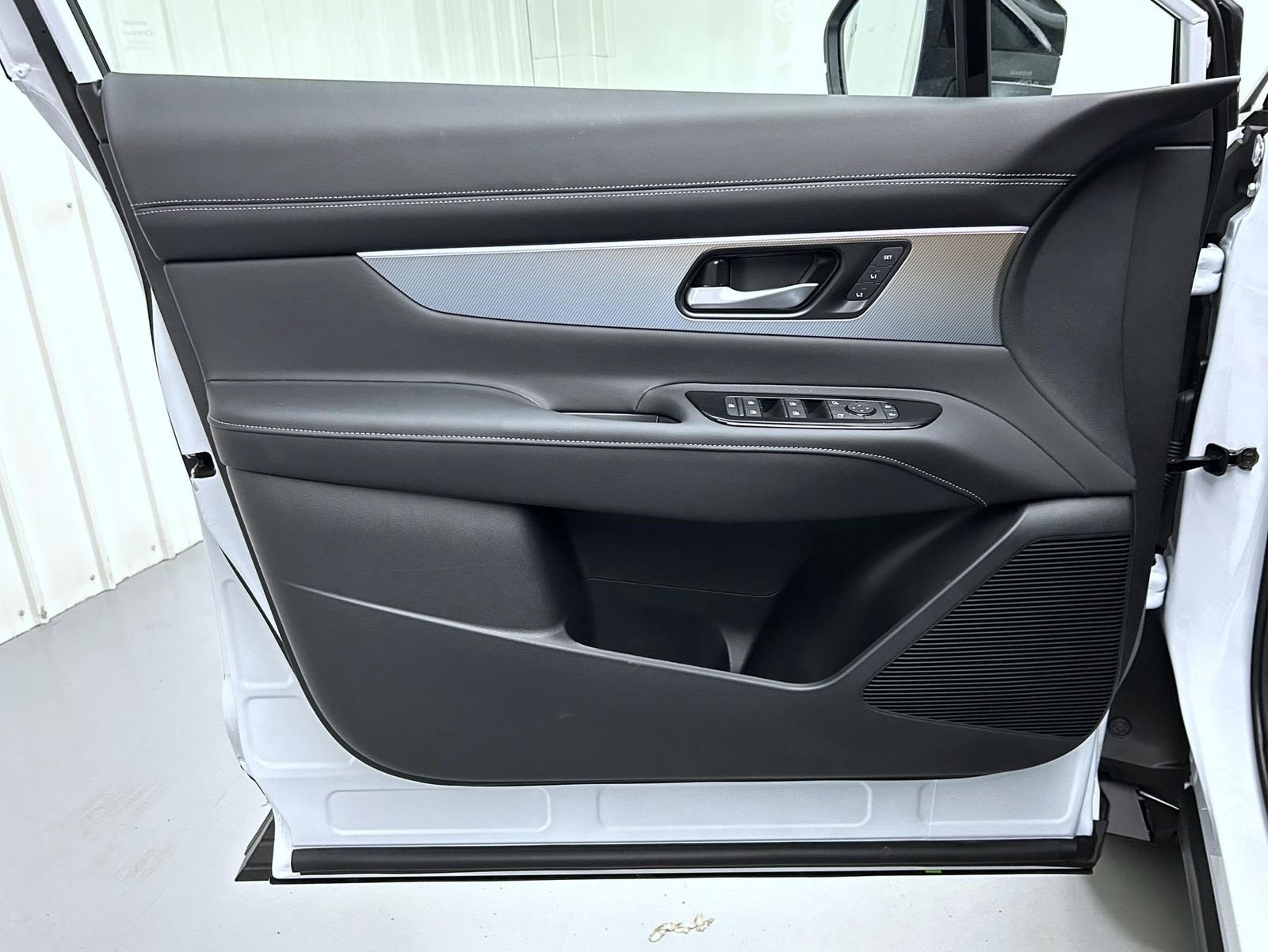 New 2026 White Nissan SL image 9
