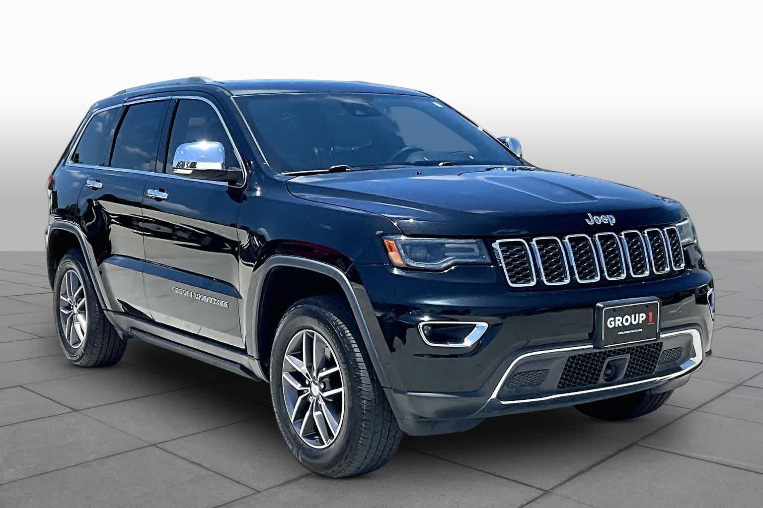 Used 2017 Diamond Black Crystal Pearlcoat Jeep Limited image 3