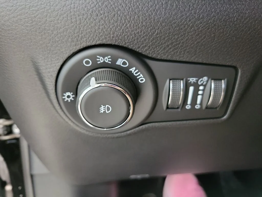 New 2026 Diamond Black Crystal Pearlcoat Jeep Latitude image 19