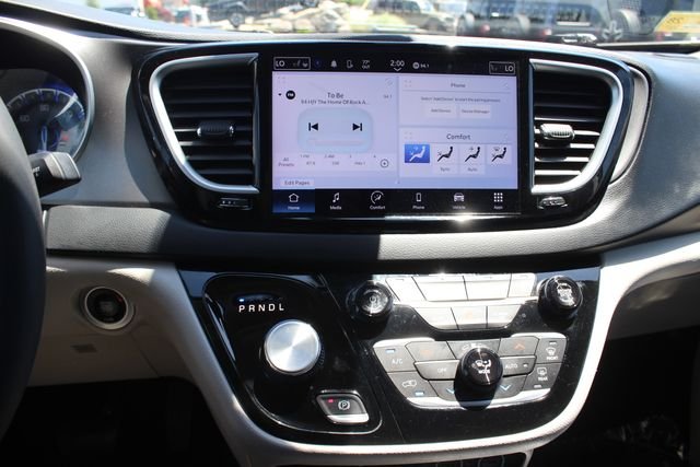 Used 2023 Silver Chrysler Touring L image 4