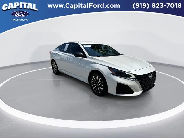 Used 2024 White Nissan 2.5 SV image 2