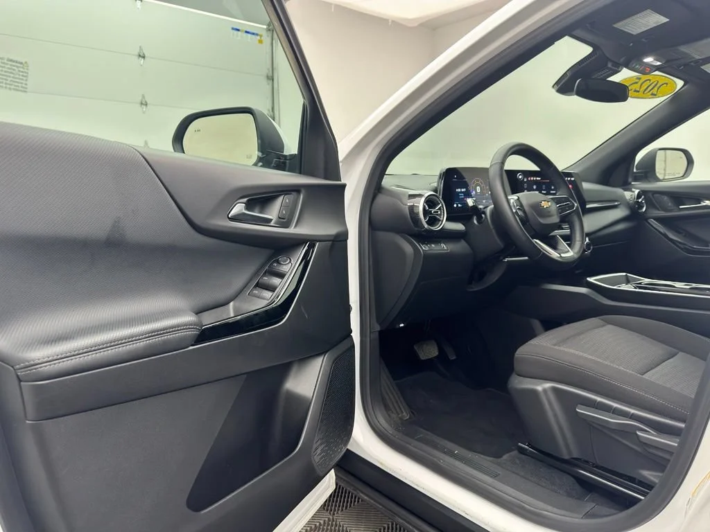Used 2025 Summit White Chevrolet LT image 28