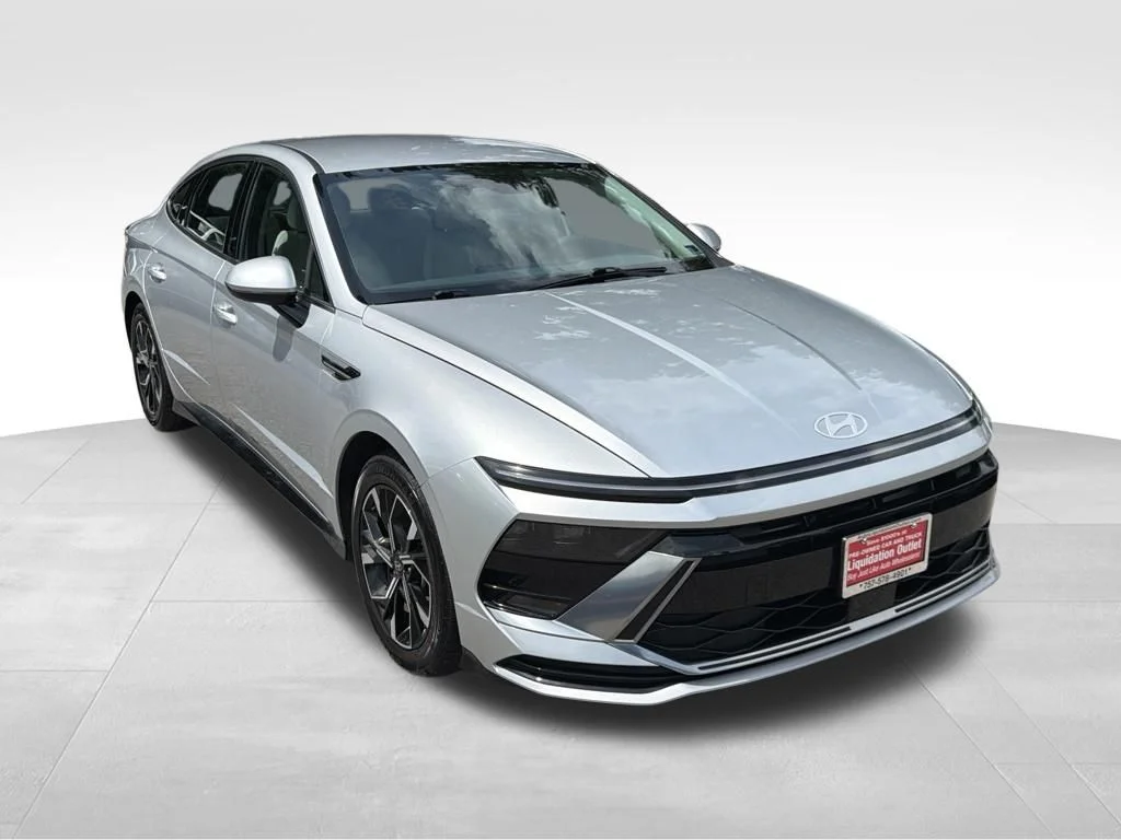 Used 2025 Silver Hyundai SEL image 3