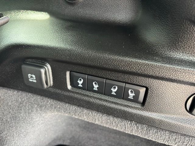 Used 2021 Rocky Mountain Pearlcoat JEEP Overland image 12