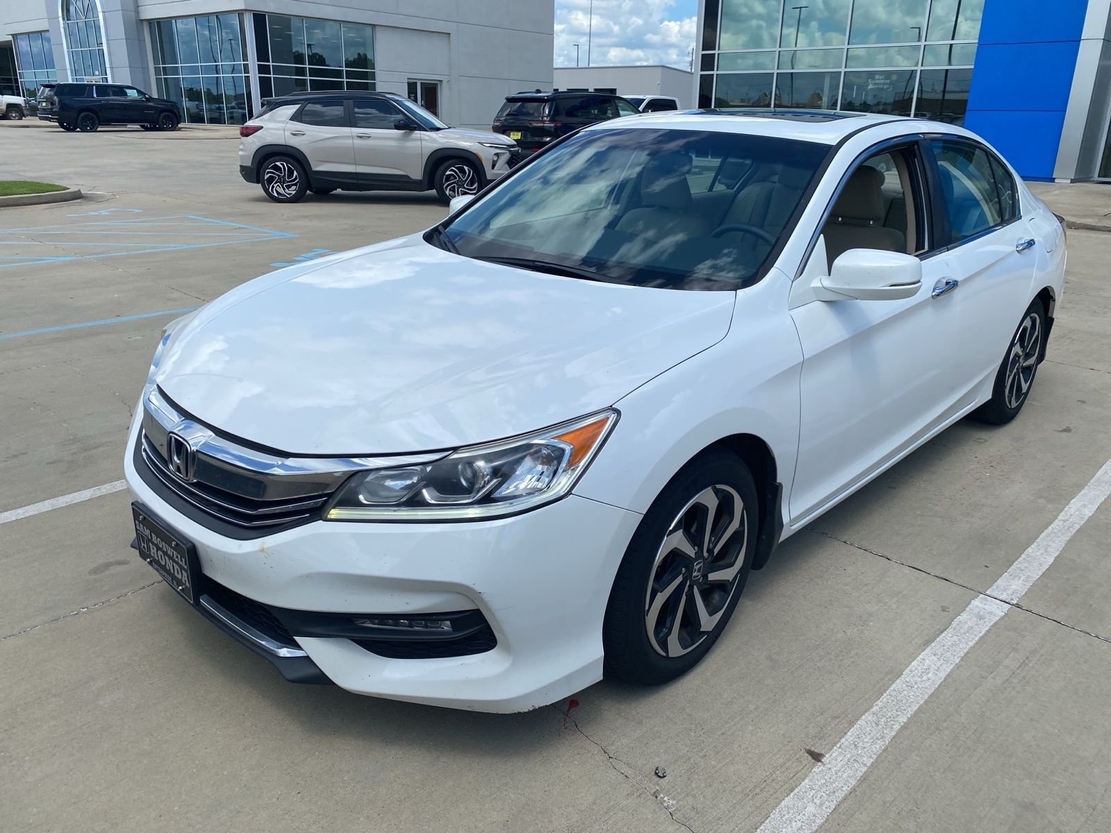 Used 2017 White Honda EX-L image 1
