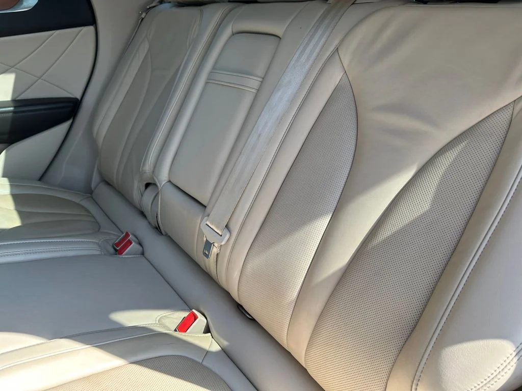 Used 2017 White Lincoln Select image 10