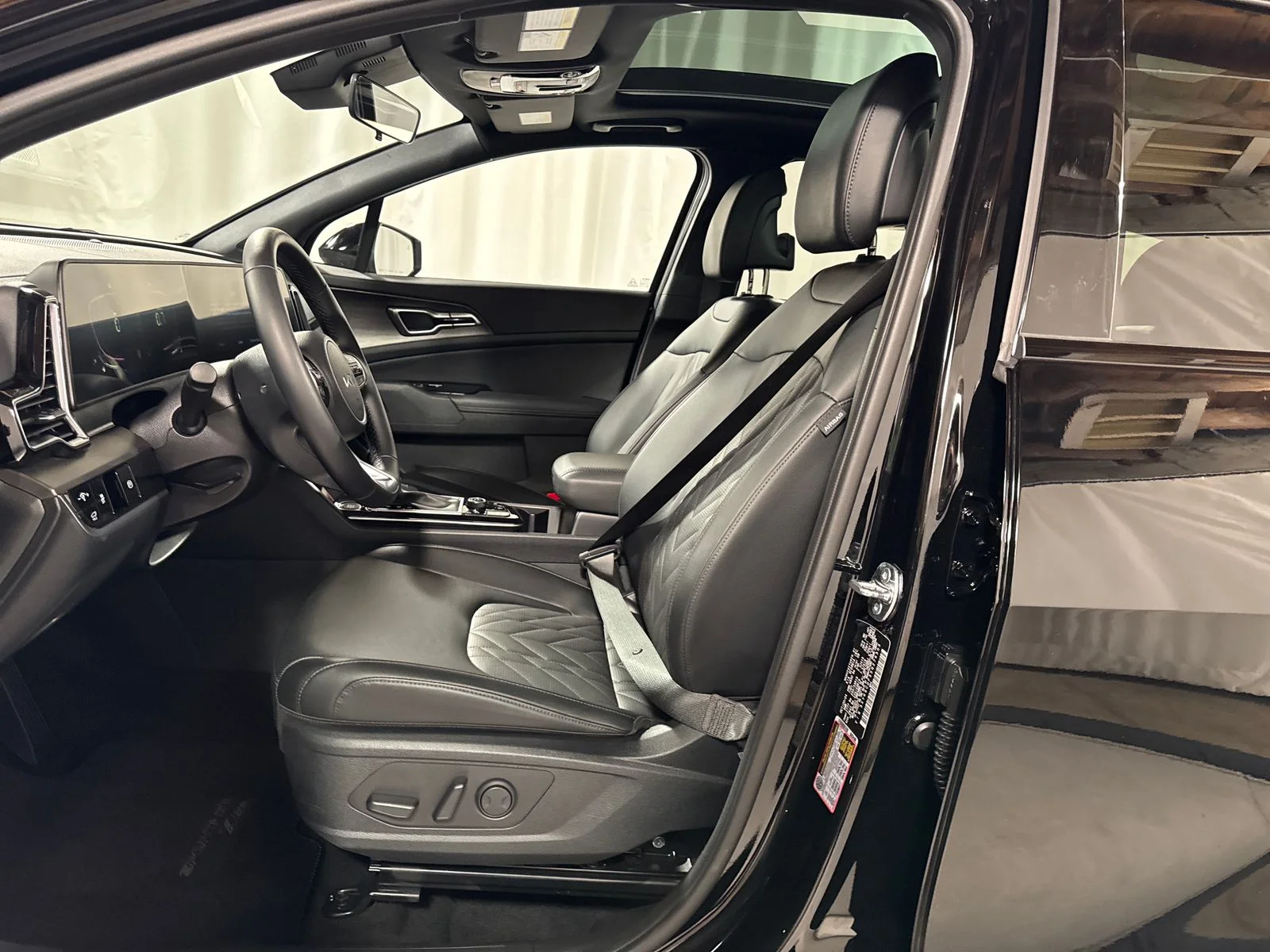 Used 2025 Black Kia X-Line image 3