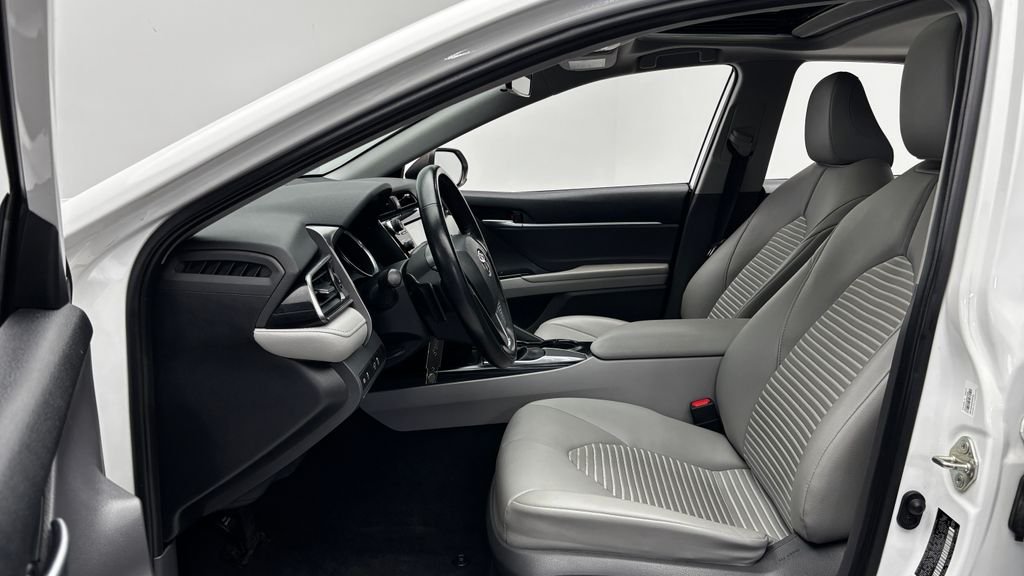Used 2020 White Toyota SE image 10