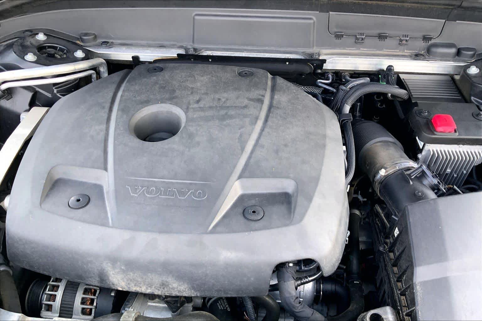 Used 2021 Onyx Black Metallic Volvo Momentum image 33