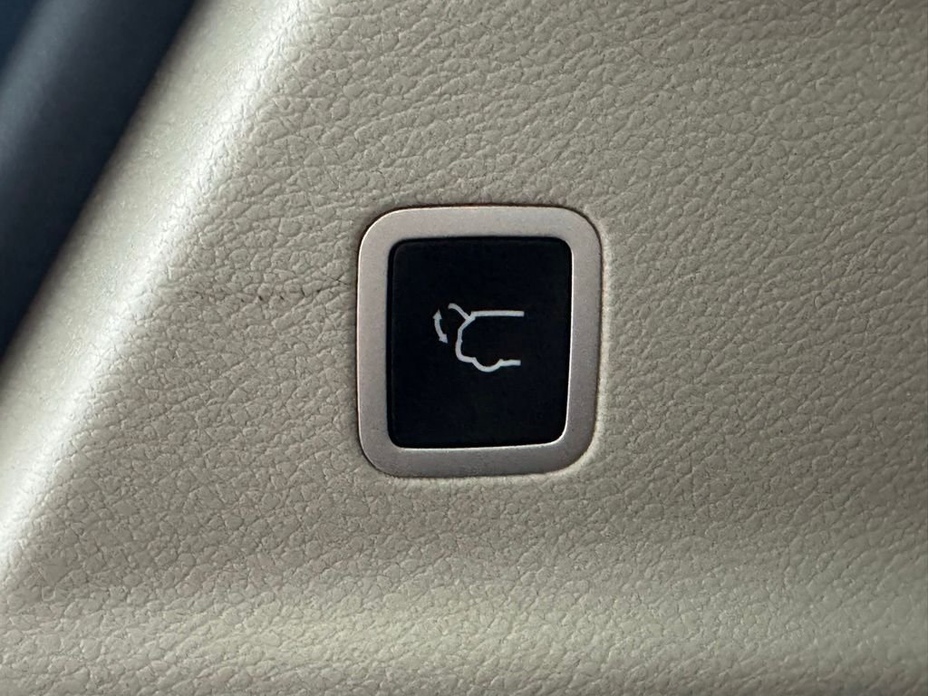 Used 2023 Bright White Clearcoat Chrysler Touring L image 10
