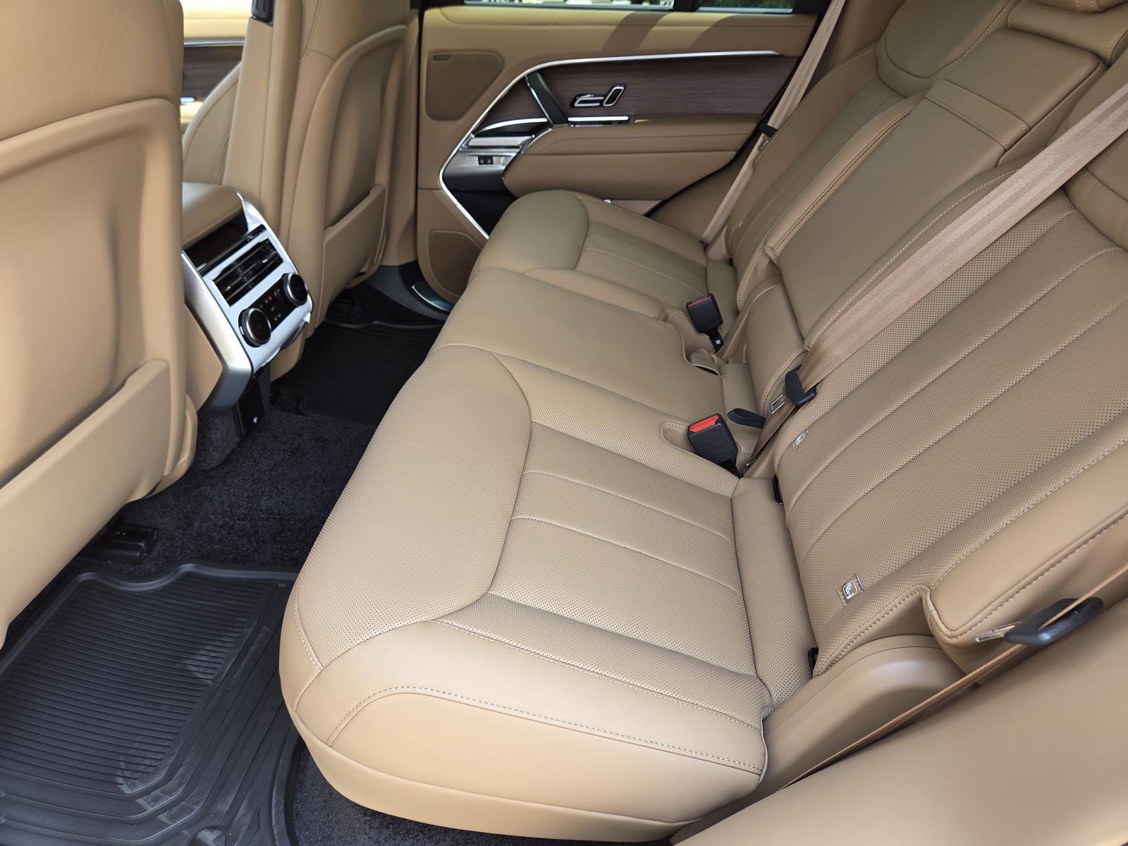New 2026 Eiger Grey Land Rover SE image 33