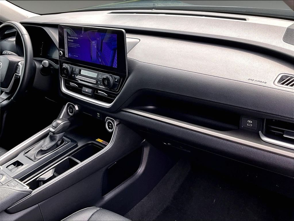 Used 2025 White Toyota XLE image 14