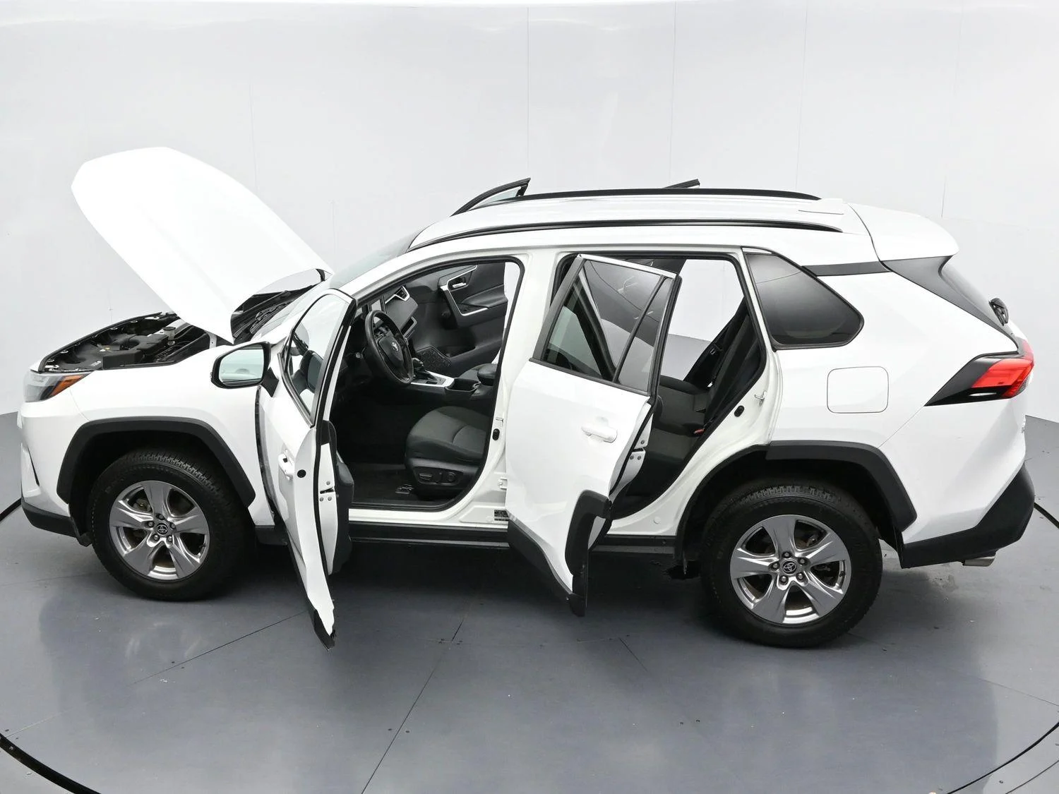 Used 2022 White Toyota XLE image 39