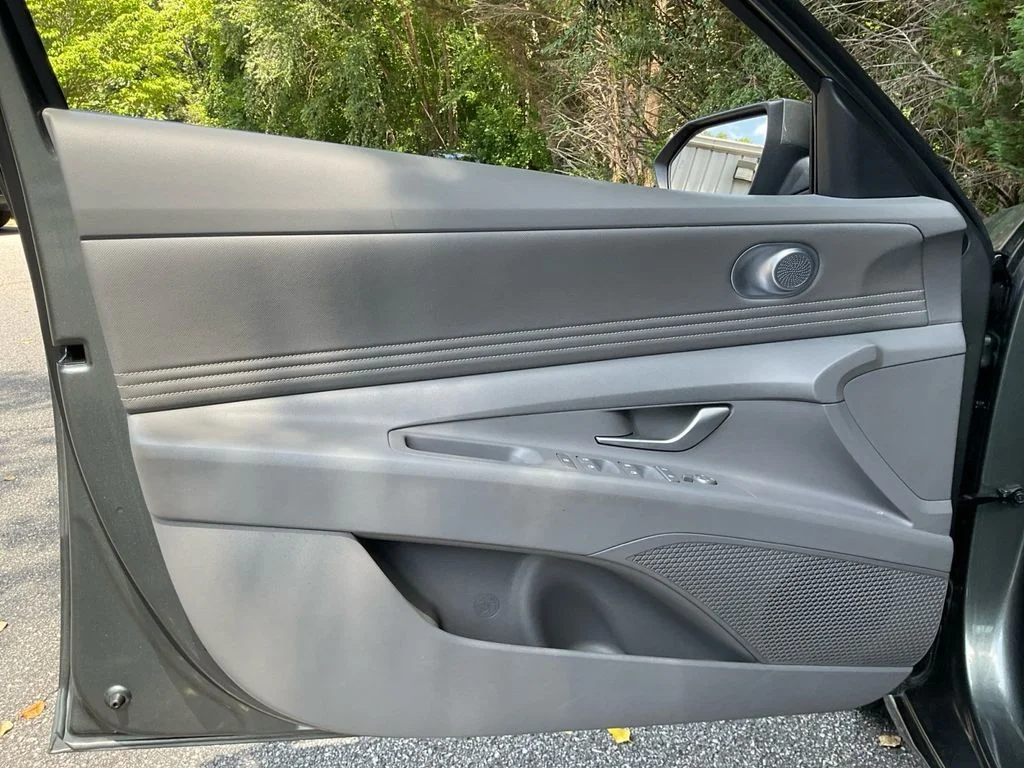 Used 2025 Gray Hyundai SEL Convenience image 33
