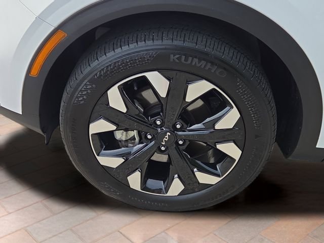 Certified Used 2024 White Kia X-Line image 27