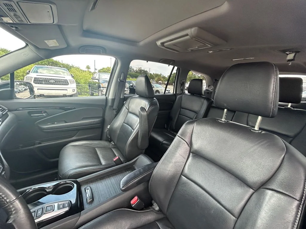 Used 2017  Honda Touring image 21