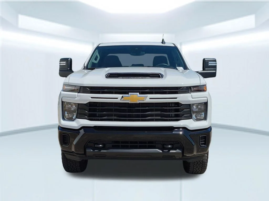 Used 2025 White Chevrolet Custom image 10