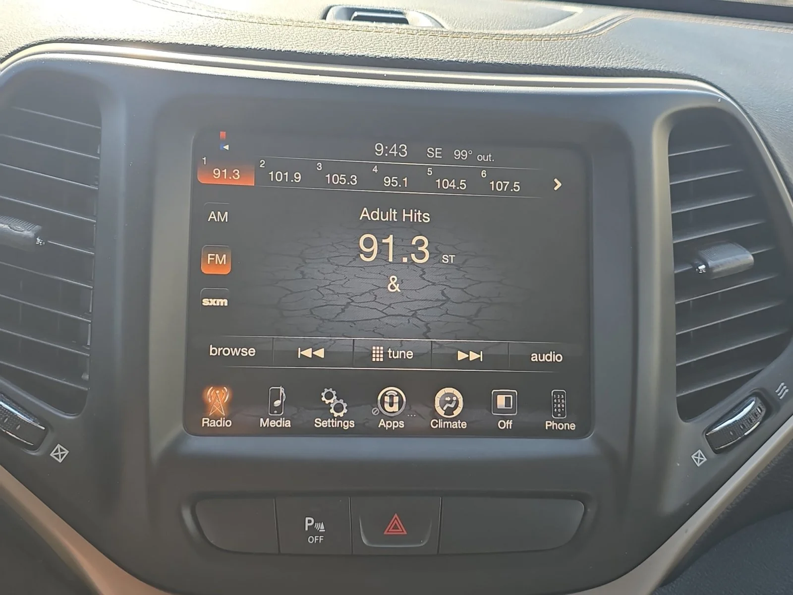 Used 2016 Brilliant Black Crystal Pearlcoat Jeep Latitude image 16