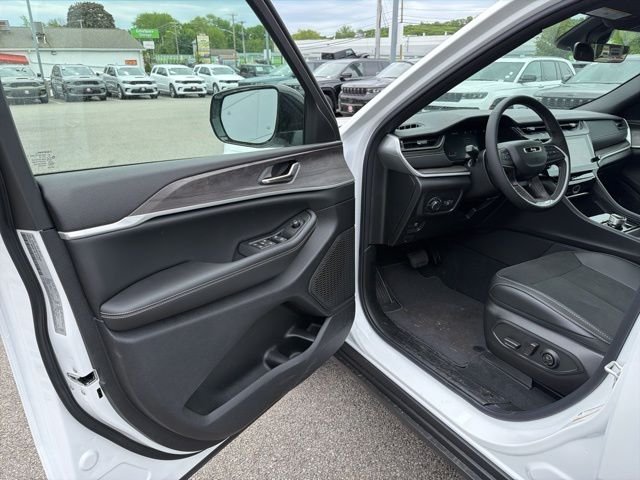 New 2026 Bright White Clear-Coat Exterior Paint Jeep Altitude image 11